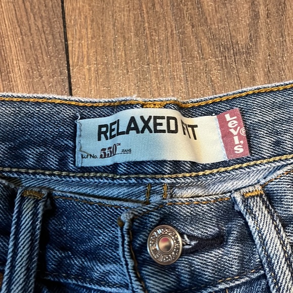 💙Levi jean shorts relaxed fit 550 light wash - Picture 2 of 6